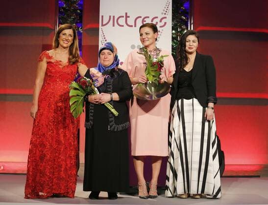 Nelly Kostadinova (Lingua World GmbH), Birsen Kilic, Anne-Kathrin Carstensen (Preisträgerin Fuison Award), Hatice Akyuen (Lingua World GmbH), bei der Verleihung VICTRESS Award 2016 im Hotel Titanic Chausseestr. Berlin.