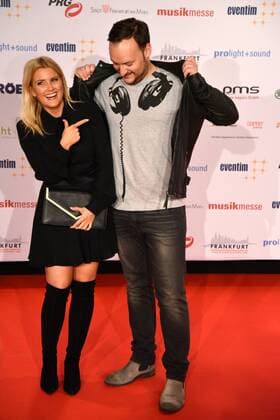 04.04..2016 xmfx Frankfurt am Main, Messe red carpet, Roter Teppich PRG Live Entertainment Award (LEA) 2016 FFH Moderator Felix Möse und Freundin Jennifer Knäble -Möse tragt auch den Müll runter