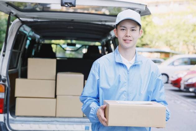 Young Japanese delivery man with box  (jjig004140)