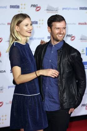 Carolin Niemczyk und Daniel Grunenberg (Glasperlenspiel) bei der Verleihung des PRG Live Entertainment Award 2016 in der Festhalle Frankfurt. Frankfurt am Main, 04.04.2016 Foto:xS.xGabschx xFuturexImage