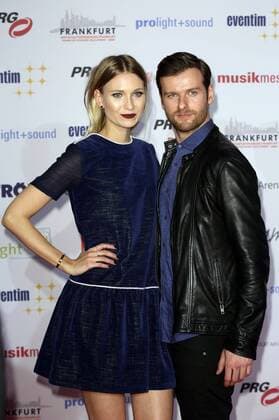 Carolin Niemczyk und Daniel Grunenberg (Glasperlenspiel) bei der Verleihung des PRG Live Entertainment Award 2016 in der Festhalle Frankfurt. Frankfurt am Main, 04.04.2016 Foto:xS.xGabschx xFuturexImage