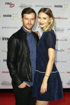 Daniel Grunenberg und Carolin Niemczyk (Glasperlenspiel) bei der Verleihung des PRG Live Entertainment Award 2016 in der Festhalle Frankfurt. Frankfurt am Main, 04.04.2016 Foto:xS.xGabschx xFuturexImage