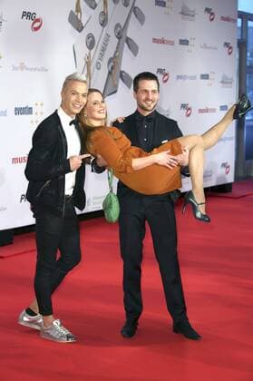 Julian David und Alexander Klaws mit Freundin Nadja Scheiwiller bei der Verleihung des PRG Live Entertainment Award 2016 in der Festhalle Frankfurt. Frankfurt am Main, 04.04.2016 Foto:xS.xGabschx xFuturexImage