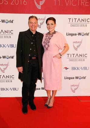 r-l_ Preistraegerin Ann-Kathrin Carstensen (Schmuckdesign RITA in Palma), Begleitung Christian Zoch bei der Verleihung victress award 2016 im Hotel Titanic Chausseestr. Berlin.
