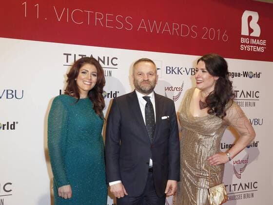 Sedef Ayguen, Ahmed Ayguen, Sonja Fusati bei der Verleihung VICTRESS Award 2016 im Hotel Titanic Chausseestr. Berlin.