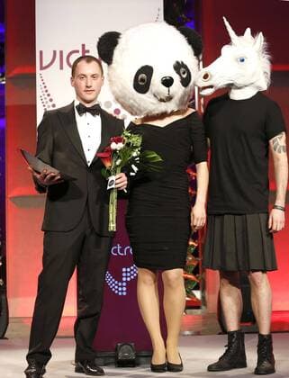 Preistraeger Stuart Cameron und Isabelle Heuer (GF Junique) bei der Verleihung VICTRESS Award 2016 im Hotel Titanic Chausseestr. Berlin.