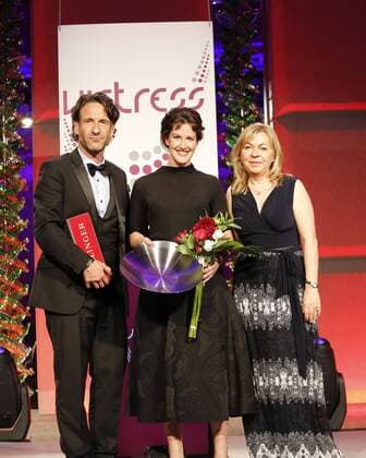 Falk-Willy Wild, Maxie Matthiesen (Preistraegerin VICTRESS Vital Award; Gruenderin Ruby Cup), Andrea Galle (Vorstaendin BKK-VBU) bei der Verleihung VICTRESS Award 2016 im Hotel Titanic Chausseestr. Berlin.