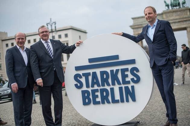 Berlin CDU-Berlin Vorstellung Wahlkampagne 2016 Praesentation der CDU-Kampagne fuer die Abgeordnetenhauswahl am 18. September 2016 in Berlin. Der CDU-Landesvorsitzende Frank Henkel stellte am Mittwoch den 6. April 2016 zusammen mit dem Wahlkampfleiter Kai Wegner und dem Kampagnenmanager Thomas Heilmann die Kampagne der Berliner CDU zur Abgeordnetenhauswahl vor. Konkrete Plakate mit Fotomotiven konnten nur eingeschraenkt gezeigt werden, da die CDU die Nutzungsrechte nicht erworben hat. So wurden den Journalisten nur Plakatideen und das Logo der Kampagne praesentiert. Im Bild: Kai Wegner, Frank Henkel und Thomas Heilmann posieren mit dem Wahlkampflogo vor dem Brandenburger Tor. 6.4.2016, Berlin