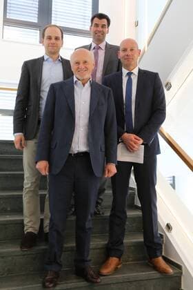 Der Unternehmer Dirk Rossmann (2.v.l.), Peter Dreher (Finanzen und Verwaltung, l), sein Sohn Raoul Rossmann (Einkauf und Marketing, 2.v.r) und Michael Rybak (Logostik und IT, r) posieren am 06.04.2016 zu Beginn der Jahrespressekonferenz in der Unternehmenszentrale in Burgwedel (Niedersachsen).