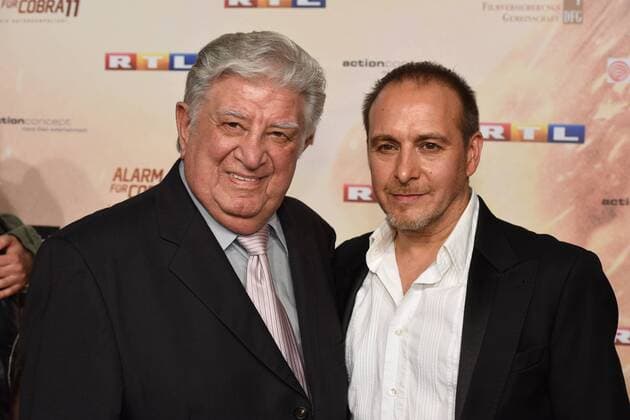 Der Schauspieler Erdogan Atalay (r) und sein Vater Teomann kommen am 05.04.2016 in Köln zur Kinopremiere der 300. Jubiläumsfolge Cobra, übernehmen Sie und 20 Jahre der RTL Actionserie Alarm für Cobra 11 - Die Autobahnpolizei