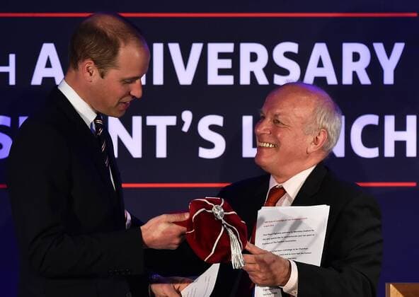 Prinz William feiert 10 Jahre Präsidentschaft des Englischen Fußballverbandes . 06 04 2016. London, United Kingdom. The Duke of Cambridge is given an England cap by Football Association Chairman Greg Dyke at Wembley Stadium in London, at a lunch to mark the Duke s 10th anniversary as President of the Football Association.  xi-Imagesx xi-Imagesx IIM-12359-0016