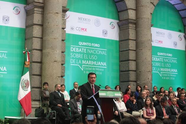 Mexican Secretary of Government Miguel Angel Osorio Chong takes part at the fifth day of the forum National Debate on the Use of Marihuana at Palacio de Mineria in Mexico City, Mexico, 6 April 2016. EFE Sashenka Gutierrez NATIONAL DEBATE ON THE USE OF MARIHUANA IN MEXICO CITY !ACHTUNG: NUR REDAKTIONELLE NUTZUNG!  MDF003 20160407-635955858846020562