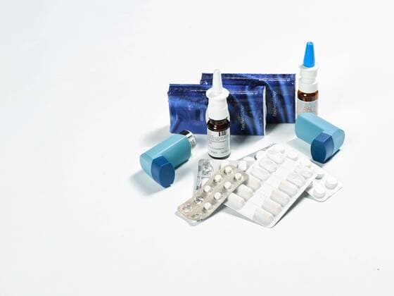 Allergie Allergie wird eine überschießende krankhafte Abwehrreaktion des Immunsystems auf bestimmte, normalerweise harmlose Umweltfaktoren bezeichnet. Symptome sind oft Atemnot und Schnupfen. xAGJPGx