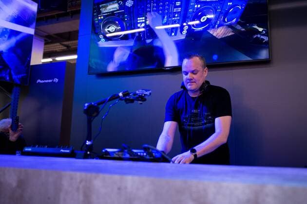 April 7, 2016 - As every year the international music fair in Frankfurt and the prolight+sound are taking place from April 5th to April 10th. This is one of the biggest fairs for music instruments and the entertainment branche. Companies display technical innovations and demonstrate their shows. - ZUMAt132