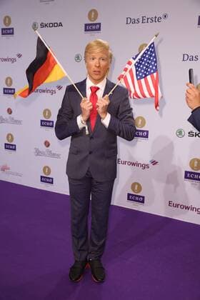 Oliver Pocher verkleidet als Donald Trump bei der Verleihung vom Echo am 07.04.2016 in Berlin Echo Verleihung 2016 in Berlin 