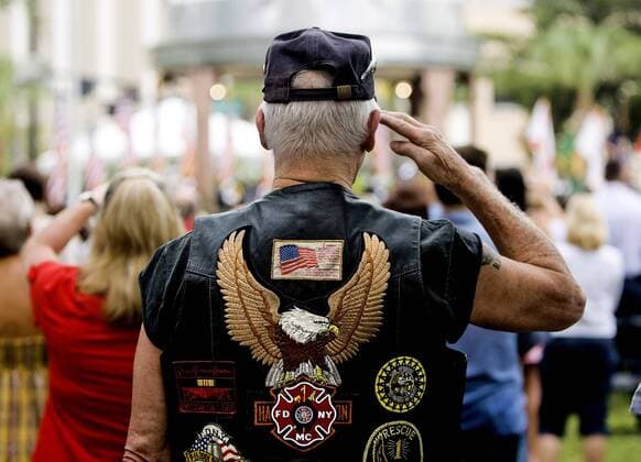 20 Jahre Anschläge vom 11. September: Gedenkkultur in den USA Sept. 6, 2011 - Tampa, Florida, Pinellas - CHERIE DIEZ Times.TP_343327_diez_9 11_7(09 09 11 TAMPA).Retired FDNY firefighter George Bille, 78, of Valrico salutes during the during Star Spangled Banner at the start of the 9 11 Memorial Ceremony Friday at Joe Chillura Courthouse Square. Bille retired from FDNY in 1975 but went back to help search Ground Zero site for two weeks after the attack. Chosen citizens, first responders and members of the armed forces will placed five wreaths on a 14-foot-long steel beam pulled from the rubble of the World Trade Center. Adm. Bill H. McRaven, commander of the United States Special Operations Command, spoke at the ceremony, chosen on this date out of respect for religious services on the 11th and to make the countywide ceremony as accessible to office workers as possible. Cherie Diez Times - ZUMAs70_
