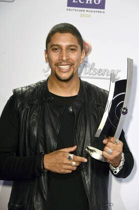 Andreas Bourani mit dem Echo für den besten Künstler national Rock Pop bei der 25. Verleihung des Echo 2016 in der Messe Berlin. Berlin, 07.04.2016 Foto:xFredericx xFuturexImage