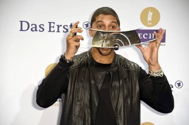 Andreas Bourani mit dem Echo für den besten Künstler national Rock Pop bei der 25. Verleihung des Echo 2016 in der Messe Berlin. Berlin, 07.04.2016 Foto:xFredericx xFuturexImage