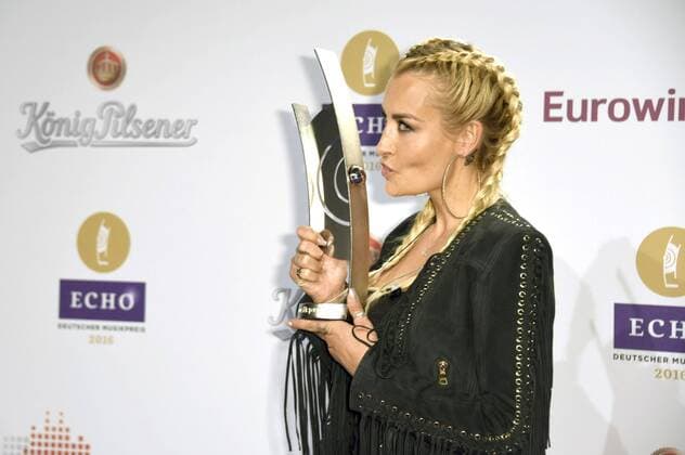 Sarah Connor mit dem Echo für die beste Künstlerin national Rock Pop bei der 25. Verleihung des Echo 2016 in der Messe Berlin. Berlin, 07.04.2016 Foto:xFredericx xFuturexImage