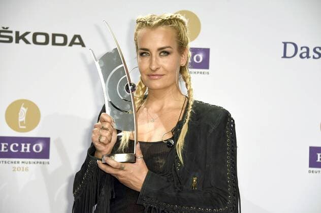 Sarah Connor mit dem Echo für die beste Künstlerin national Rock Pop bei der 25. Verleihung des Echo 2016 in der Messe Berlin. Berlin, 07.04.2016 Foto:xFredericx xFuturexImage