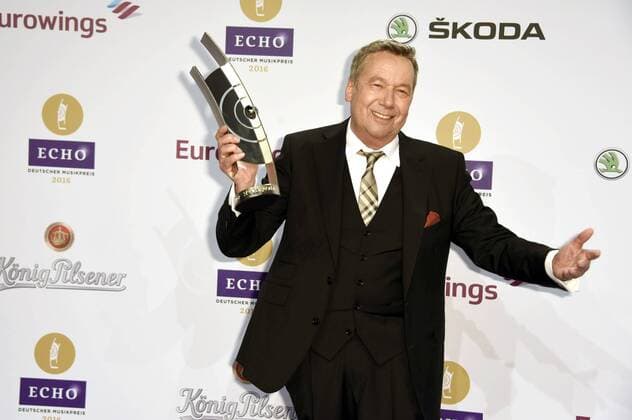 Roland Kaiser mit dem Echo als Würdigung für soziales Engagement bei der 25. Verleihung des Echo 2016 in der Messe Berlin. Berlin, 07.04.2016 Foto:xFredericx xFuturexImage