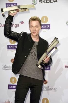 Joris mit den Echos für den Newcomer des Jahres national, dem Kritikerpreis national und dem Radiopreis bei der 25. Verleihung des Echo 2016 in der Messe Berlin. Berlin, 07.04.2016 Foto:xFredericx xFuturexImage