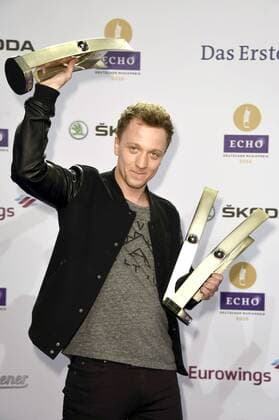 Joris mit den Echos für den Newcomer des Jahres national, dem Kritikerpreis national und dem Radiopreis bei der 25. Verleihung des Echo 2016 in der Messe Berlin. Berlin, 07.04.2016 Foto:xFredericx xFuturexImage