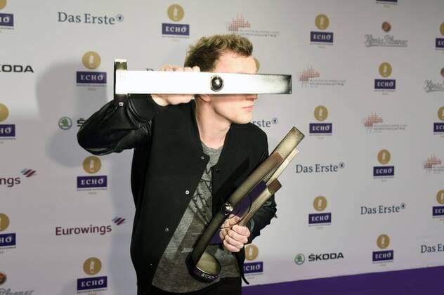 Joris mit den Echos für den Newcomer des Jahres national, dem Kritikerpreis national und dem Radiopreis bei der 25. Verleihung des Echo 2016 in der Messe Berlin. Berlin, 07.04.2016 Foto:xFredericx xFuturexImage