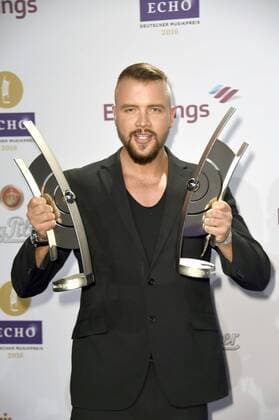 Kollegah mit den Echos für den besten Künstler Hip Hop Urban und bester interaktiver Act bei der 25. Verleihung des Echo 2016 in der Messe Berlin. Berlin, 07.04.2016 Foto:xFredericx xFuturexImage