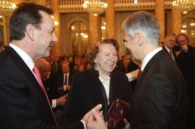 Nikolaus Berlakovich, Käthe Sasso und Werner Faymann bei der Auszeichung der Zeitzeugin und Widerstandskämpferin Katharina Sasso mit dem Berufstitel Professorin im Zeremoniensaal der Wiener Hofburg. Wien, 08.04.2016 Foto:xF.xJ.xMorgenbesserx xFuturexImage