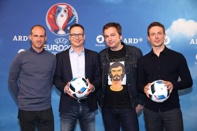 Mehmet Scholl, Matthias Opdenhövel, Arnd Zeigler und Alexander Bommes bei dem Fototermin von der ARD Das Erste zur Fussball-Europameisterschaft 2016 in Frankreich (vom 10.06.- 10.07.2016) am 11.04.2016 in Berlin ARD Fototermin zur Fussball-EM 2016 in Berlin 