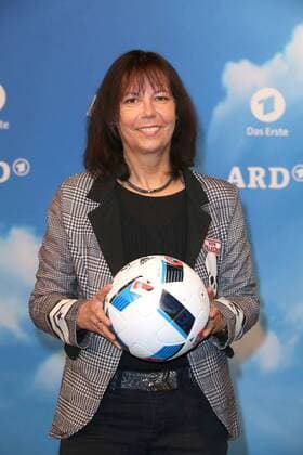 Sabine Töpperwien bei dem Fototermin von der ARD Das Erste zur Fussball-Europameisterschaft 2016 in Frankreich (vom 10.06.- 10.07.2016) am 11.04.2016 in Berlin ARD Fototermin zur Fussball-EM 2016 in Berlin 