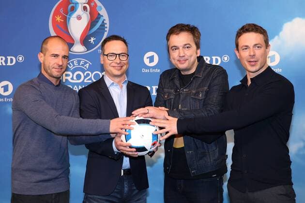 Mehmet Scholl, Matthias Opdenhövel, Arnd Zeigler und Alexander Bommes bei dem Fototermin von der ARD Das Erste zur Fussball-Europameisterschaft 2016 in Frankreich (vom 10.06.- 10.07.2016) am 11.04.2016 in Berlin ARD Fototermin zur Fussball-EM 2016 in Berlin 