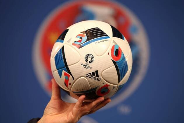 Bilder des Tages Der offizielle Adidas Spielball Beau Jeu bei dem Fototermin von der ARD Das Erste zur Fussball-Europameisterschaft 2016 in Frankreich (vom 10.06.- 10.07.2016) am 11.04.2016 in Berlin ARD ZDF Fototermin zur Fussball-EM 2016 in Berlin 