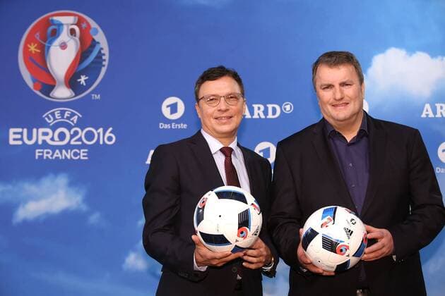 ARD Das Erste Programmdirektor Volker Herres und Sportkoordinator Axel Balkausky bei dem Fototermin von der ARD Das Erste zur Fussball-Europameisterschaft 2016 in Frankreich (vom 10.06.- 10.07.2016) am 11.04.2016 in Berlin ARD Fototermin zur Fussball-EM 2016 in Berlin 