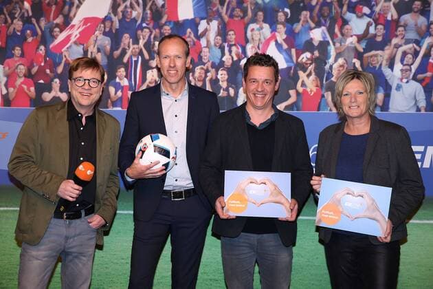 Bela Rethy, Martin Schneider, Oliver Schmidt und Claudia Neumann bei dem ZDF Fototermin zur Fussball-Europameisterschaft 2016 in Frankreich (vom 10.06.- 10.07.2016) am 11.04.2016 in Berlin ZDF Fototermin zur Fussball-EM 2016 in Berlin 