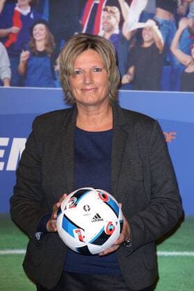 Claudia Neumann bei dem ZDF Fototermin zur Fussball-Europameisterschaft 2016 in Frankreich (vom 10.06.- 10.07.2016) am 11.04.2016 in Berlin ZDF Fototermin zur Fussball-EM 2016 in Berlin 