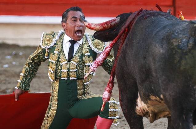 Stierkampf im Plaza Monumental in Tijuana, Mexiko April 10, 2016 - Tijuana, MEXICO - TIJUANA, April 10, 2016 Matador Eulalio Lopez, also known as El Zotoluco , stares down a bull as he fights his final bullfight in Tijuana at the Plaza Monumental on Sunday, April 10, 2016. -Mandatory Photo Credit: Photo by Hayne Palmour IV San Diego Union-Tribune, LLC Tijuana MEXICO - ZUMAs44_