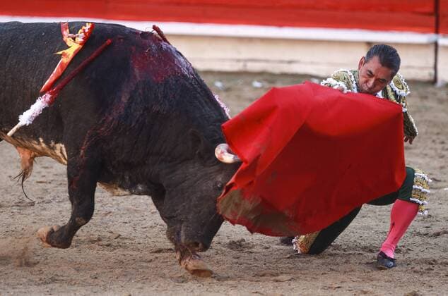Stierkampf im Plaza Monumental in Tijuana, Mexiko April 10, 2016 - Tijuana, MEXICO - TIJUANA, April 10, 2016 Matador Eulalio Lopez, also known as El Zotoluco , fights his final bullfight in Tijuana at the Plaza Monumental on Sunday, April 10, 2016. -Mandatory Photo Credit: Photo by Hayne Palmour IV San Diego Union-Tribune, LLC Tijuana MEXICO - ZUMAs44_