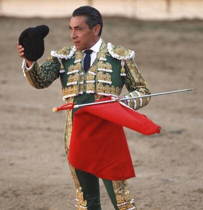 Stierkampf im Plaza Monumental in Tijuana, Mexiko April 10, 2016 - Tijuana, MEXICO - TIJUANA, April 10, 2016 Matador Eulalio Lopez, also known as El Zotoluco , tips his cap to the crowd as he fights his final bullfight in Tijuana at the Plaza Monumental on Sunday, April 10, 2016. -Mandatory Photo Credit: Photo by Hayne Palmour IV San Diego Union-Tribune, LLC Tijuana MEXICO - ZUMAs44_