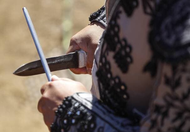 Stierkampf im Plaza Monumental in Tijuana, Mexiko April 10, 2016 - Tijuana, MEXICO - TIJUANA, April 10, 2016 A banderillero sharpens the knife used to kill the bull after it drops to the ground at the Plaza Monumental in Tijuana, Mexico on Sunday, April 10, 2016. -Mandatory Photo Credit: Photo by Hayne Palmour IV San Diego Union-Tribune, LLC Tijuana MEXICO - ZUMAs44_