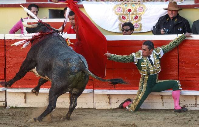 Stierkampf im Plaza Monumental in Tijuana, Mexiko April 10, 2016 - Tijuana, MEXICO - TIJUANA, April 10, 2016 Matador Eulalio Lopez, also known as El Zotoluco , fights his final bullfight in Tijuana at the Plaza Monumental on Sunday, April 10, 2016. -Mandatory Photo Credit: Photo by Hayne Palmour IV San Diego Union-Tribune, LLC Tijuana MEXICO - ZUMAs44_
