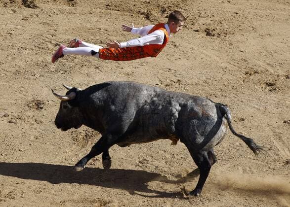 Stierkampf im Plaza Monumental in Tijuana, Mexiko April 10, 2016 - Tijuana, MEXICO - TIJUANA, April 10, 2016 A member of a recortadores acrobatic troupe flies over a bull at the Plaza Monumental in Tijuana, Mexico on Sunday, April 10, 2016. -Mandatory Photo Credit: Photo by Hayne Palmour IV San Diego Union-Tribune, LLC Tijuana MEXICO - ZUMAs44_