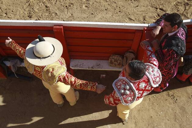 Stierkampf im Plaza Monumental in Tijuana, Mexiko April 10, 2016 - Tijuana, MEXICO - TIJUANA, April 10, 2016 Banderilleros prepare for the next bullfight at the Plaza Monumental in Tijuana, Mexico on Sunday, April 10, 2016. -Mandatory Photo Credit: Photo by Hayne Palmour IV San Diego Union-Tribune, LLC Tijuana MEXICO - ZUMAs44_