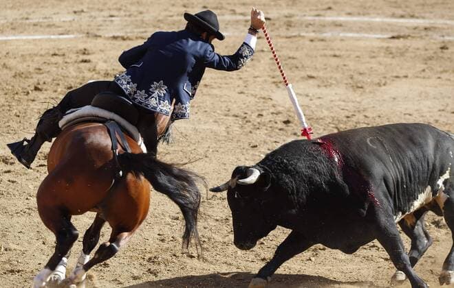 Stierkampf im Plaza Monumental in Tijuana, Mexiko April 10, 2016 - Tijuana, MEXICO - TIJUANA, April 10, 2016 Matador Pablo Hermoso stabs a bull as he fights the bull on horseback at the Plaza Monumental in Tijuana, Mexico on Sunday, April 10, 2016. -Mandatory Photo Credit: Photo by Hayne Palmour IV San Diego Union-Tribune, LLC Tijuana MEXICO - ZUMAs44_