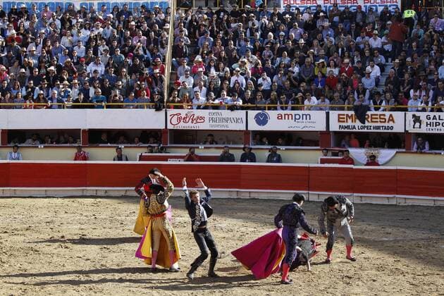 Stierkampf im Plaza Monumental in Tijuana, Mexiko April 10, 2016 - Tijuana, MEXICO - TIJUANA, April 10, 2016 Matador Pablo Hermoso throws his arms up after the bull he was fighting drops to the ground to die at the Plaza Monumental in Tijuana, Mexico on Sunday, April 10, 2016. -Mandatory Photo Credit: Photo by Hayne Palmour IV San Diego Union-Tribune, LLC Tijuana MEXICO - ZUMAs44_