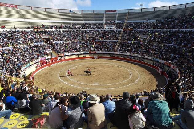 Stierkampf im Plaza Monumental in Tijuana, Mexiko April 10, 2016 - Tijuana, MEXICO - TIJUANA, April 10, 2016 Recortadores perform at the Plaza Monumental in Tijuana, Mexico on Sunday, April 10, 2016. -Mandatory Photo Credit: Photo by Hayne Palmour IV San Diego Union-Tribune, LLC Tijuana MEXICO - ZUMAs44_