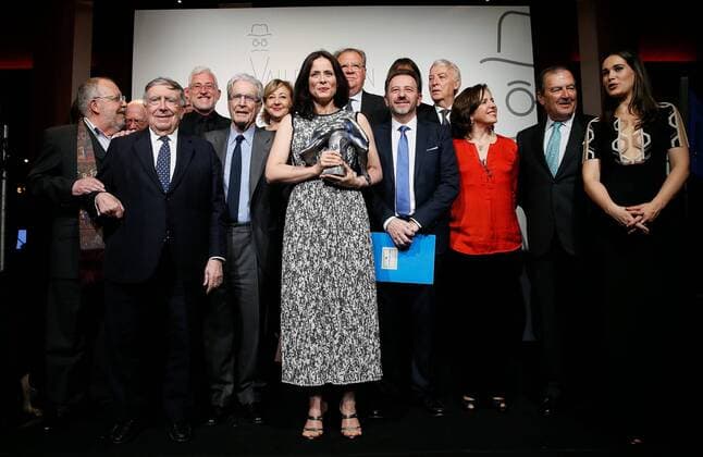 Spanish actress Aitana Sanchez Gijon poses with the jury after being awarded with the Valle-Inclan pirze for her performance in Medea during a ceremony held at the Royal Theater in Madrid, Spain, 11 April 2016. EFE Juanjo Martin VALLE INCLAN AWARDS 10TH EDITION !ACHTUNG: NUR REDAKTIONELLE NUTZUNG!  ESP001 20160412-635960184098121875