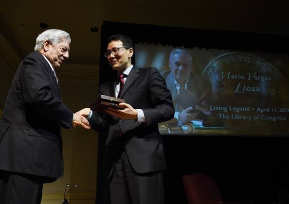 Peruvian Literature Nobel Prize Mario Vargas Llosa (L) receives the Living Legend award from David S. Mao (R), librarian at the US Congress Library in Washington, DC, United States. THE LIBRARY OF THE US CONGRESS GRANTS VARGAS LLOSA THE LIVING LENEGD AWARD !ACHTUNG: NUR REDAKTIONELLE NUTZUNG!  WAS002 20160412-635960231611150888