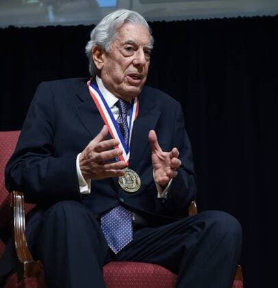 Bilder des Tages Peruvian Literature Nobel Prize Mario Vargas Llosa (L) talks about his life and work after receiving the Living Legend award at the US Congress Library in Washington, DC, United States. THE LIBRARY OF THE US CONGRESS GRANTS VARGAS LLOSA THE LIVING LENEGD AWARD !ACHTUNG: NUR REDAKTIONELLE NUTZUNG!  WAS005 20160412-635960243420128641